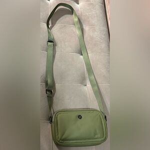 LULULEMON - Crossbody Camera Bag 2L